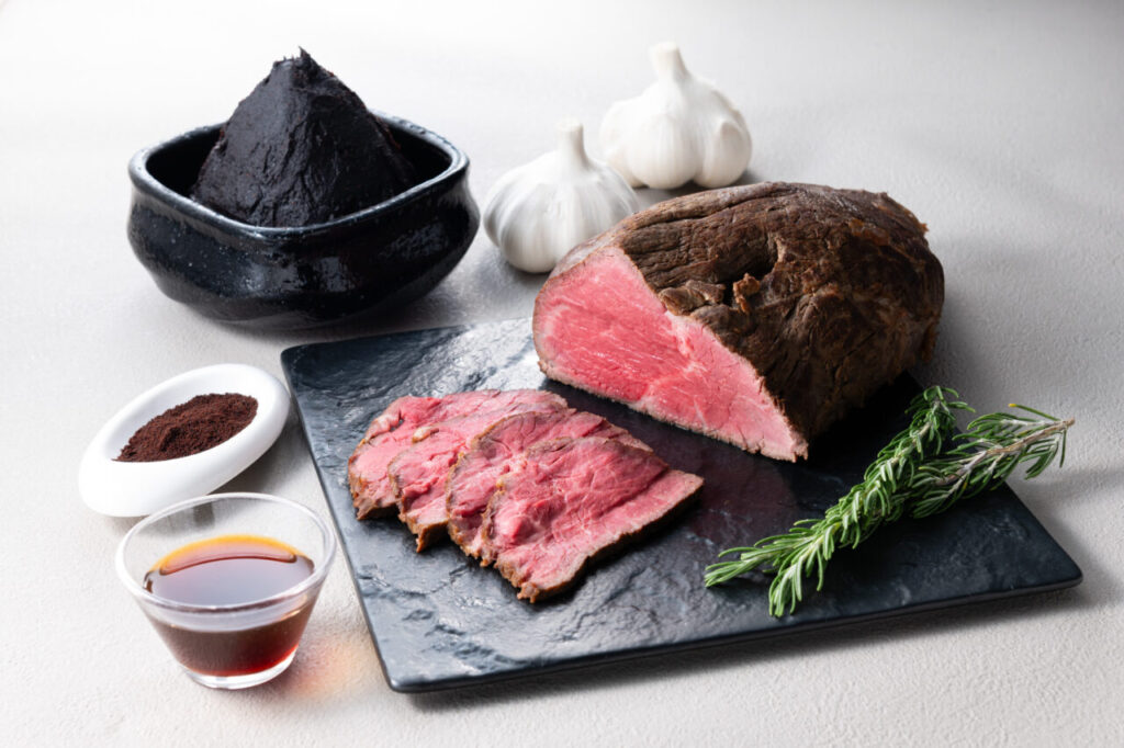特製のポン酢ソースで味わう黒毛和牛のローストビーフ