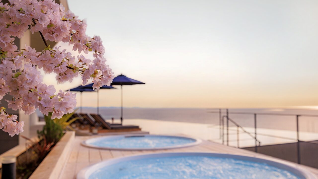 「THERMAL SPA S.WAVE」　屋外テラスに“初” の桜演出！春の絶景SPA