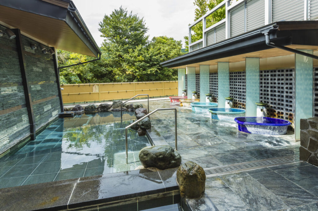 お一人の世界に没入できる露天の壺風呂
