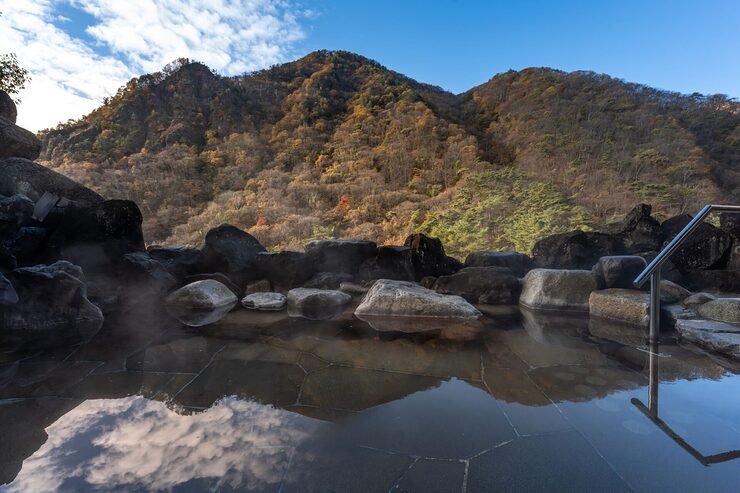 開放感ある絶景露天風呂（紅葉シーズン）
