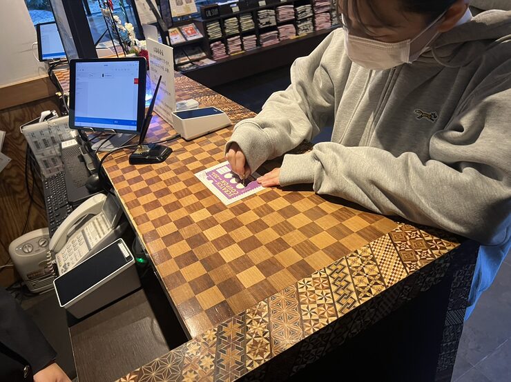 チェックイン時に配布。ロビーですぐに運試しをするもよし、お部屋でゆっくり楽しむもよし。滞在中のワクワク感を高めます。