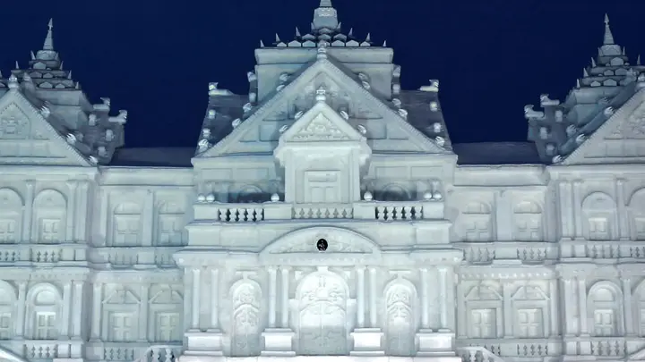 市民の雪像から始まったさっぽろ雪まつりは、都市イベントとして発展し世界三大雪まつりの一つに。自衛隊参加や巨大雪像、海外の反応、日本の雪文化との関係を整理します。