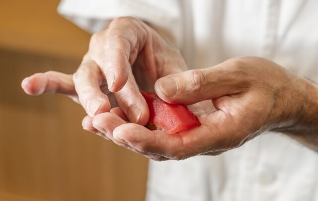 寿司・鮨・鮓の違いは定義ではなく受け取り方にあります。市場や卸しの矜持、職人の心意気、そして看板が生む期待値調整を通して、鮨という言葉の役割を読み解きます。