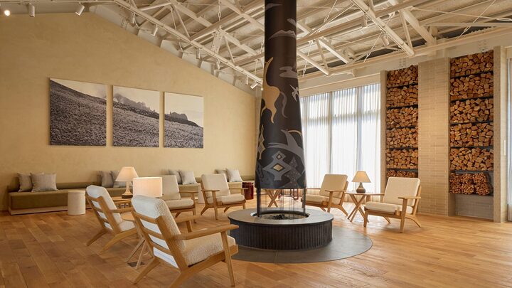 HACIENDA KARUIZAWA ロビー 暖炉と名作家具