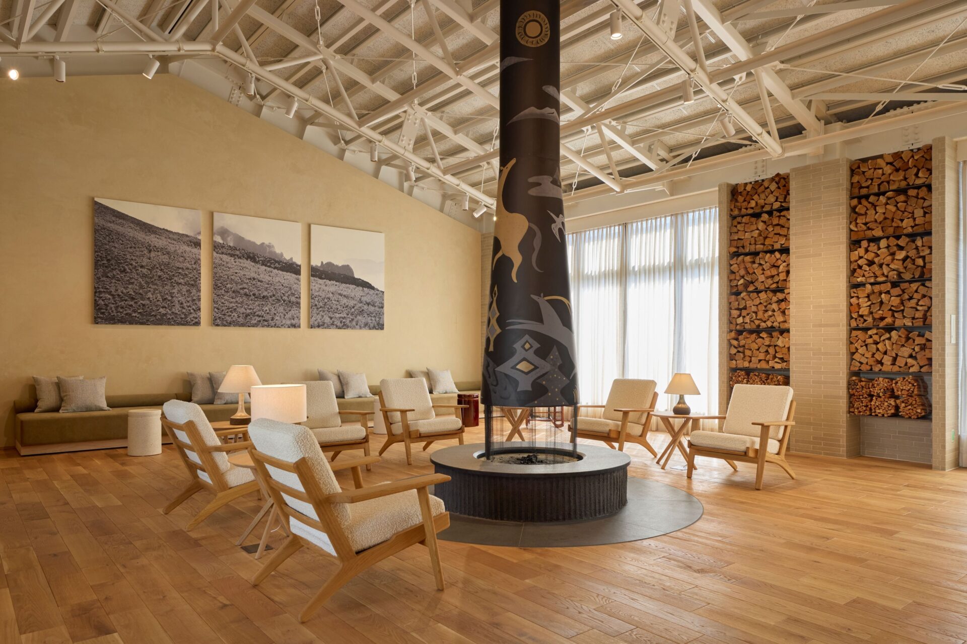 HACIENDA KARUIZAWA ロビー 暖炉と名作家具