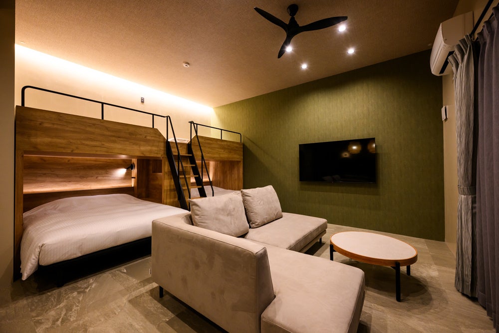 バンクベッドを採用するなど空間を有効活用し8名宿泊を可能に