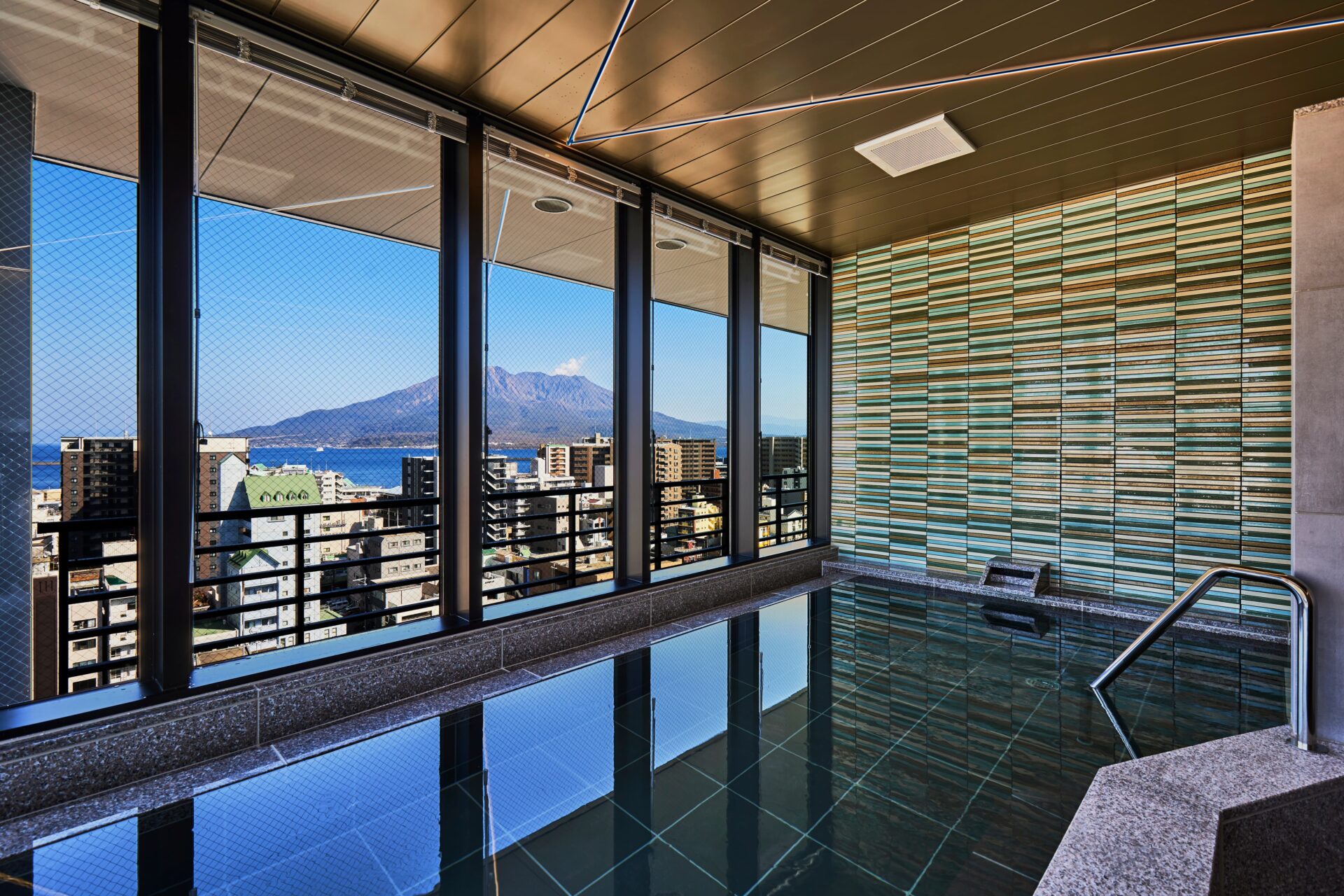 ホテルグランセレッソ鹿児島天文館 鹿児島の象徴である“桜島ビュー”を楽しめる展望大浴場