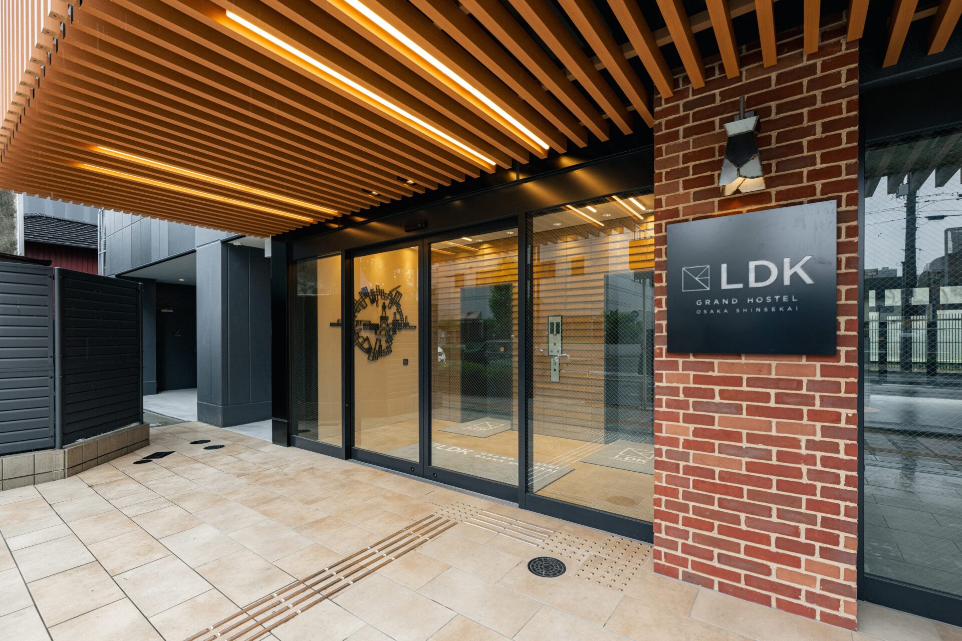 GRAND HOSTEL LDK 大阪新世界 エントランス外観
