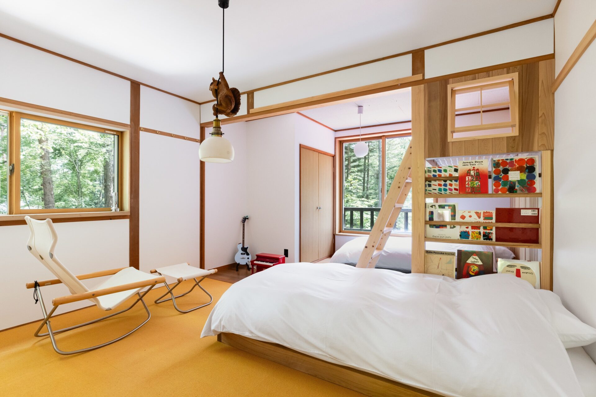 私のhutte アートと家具が並ぶ室内