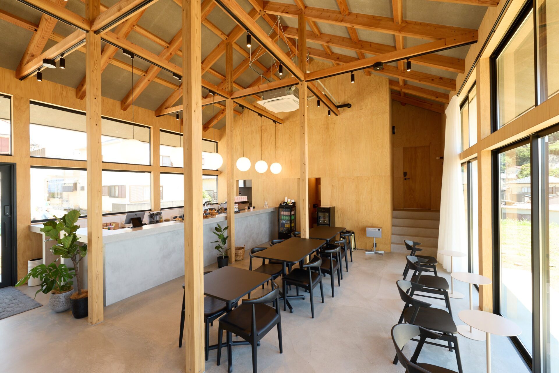 御宿町 DEAR MOM カフェの奥に、客室へと上がる静かな階段が佇む。