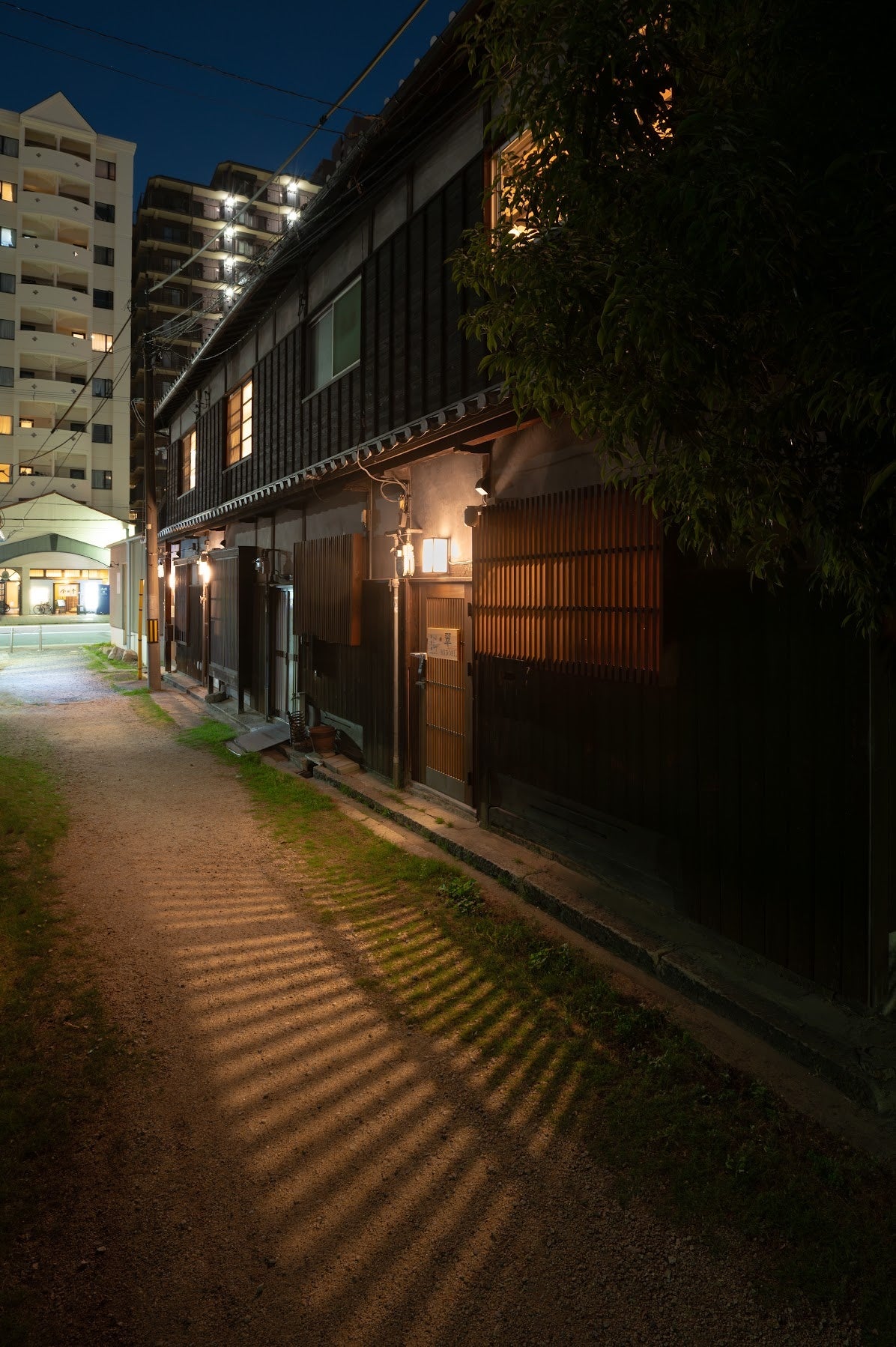 DEN 梅田 豊崎長屋 吉田邸 夜の長屋外観と路地