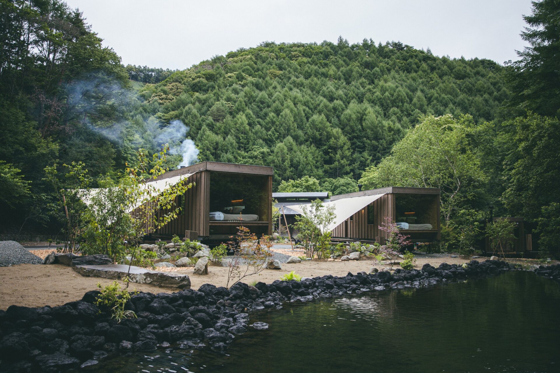 Earthboat Ueda Onsen 森と池に面した木造客室