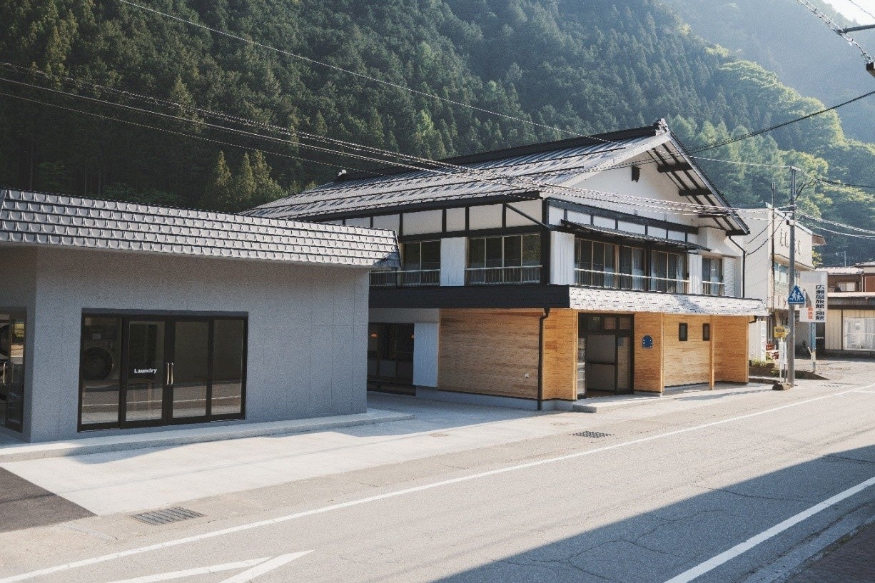 kadoya(かどや) 山あいに建つ改修済みの建物外観