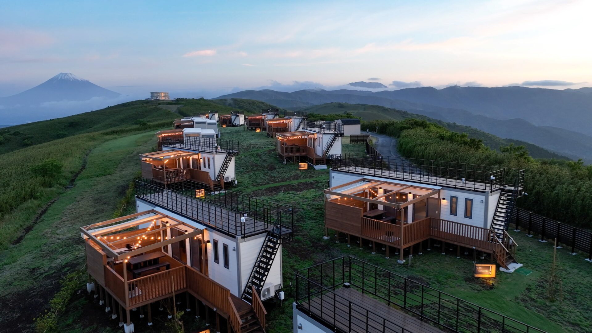 THE GLAMPING 箱根十国峠にサウナジャグジー付スカイデッキヴィラが開業