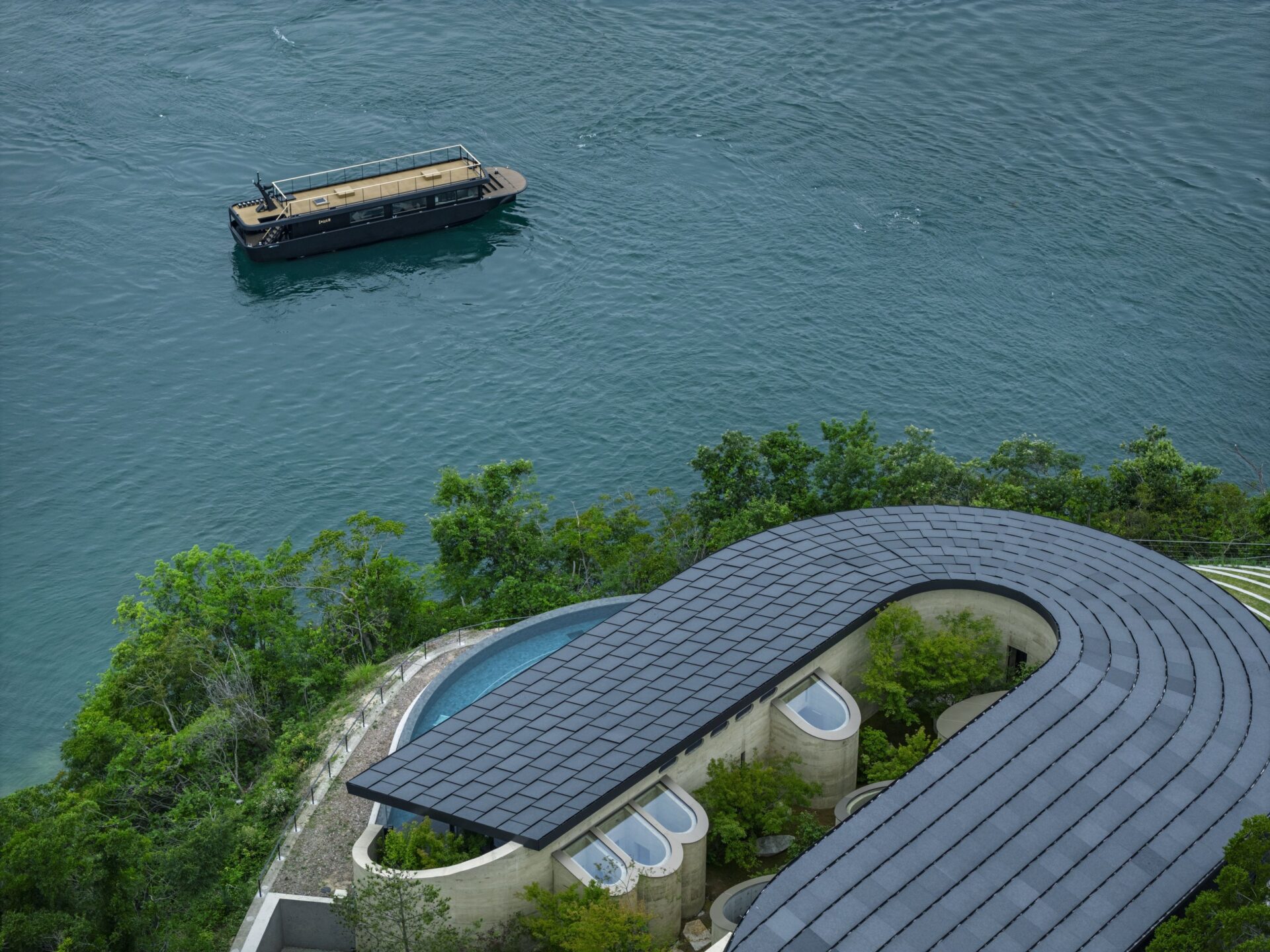 NOT A HOTEL SETOUCHI SENTO 海上の屋形船と曲線屋根の建物