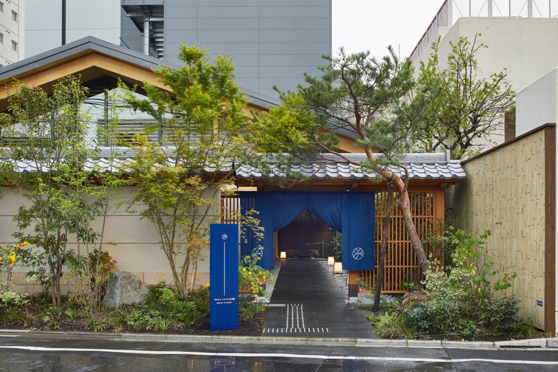 ONSEN RYOKAN 由縁 新宿 植栽に囲まれた和風の玄関