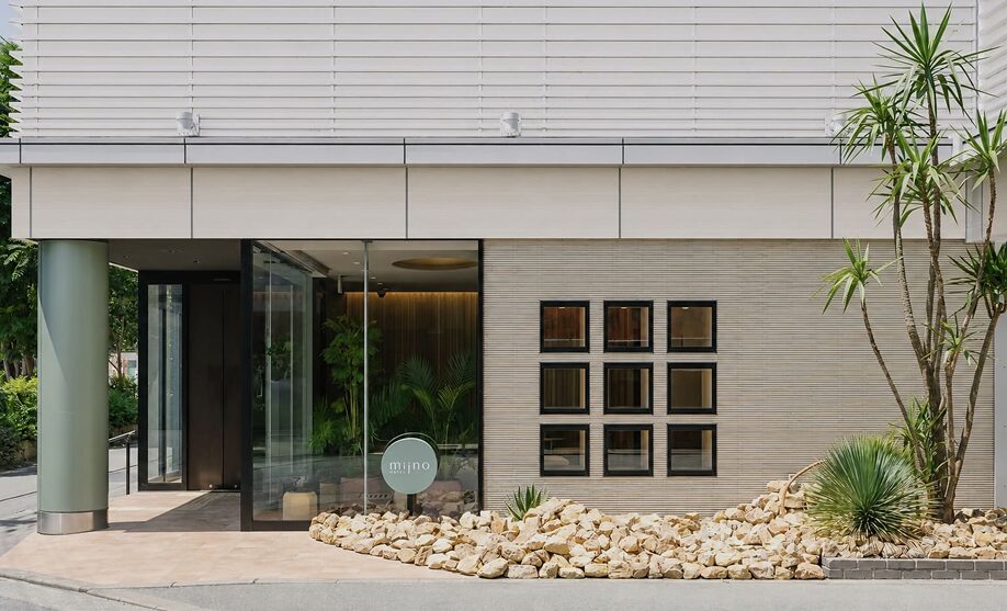 HOTEL miino 植栽とガラス張りの玄関