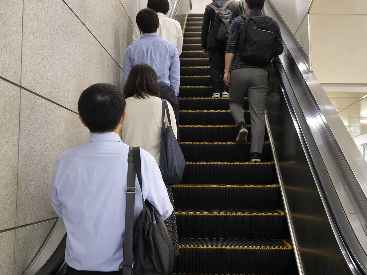 エスカレーターは左右どっち？関東・関西の違いと片側空けの歴史