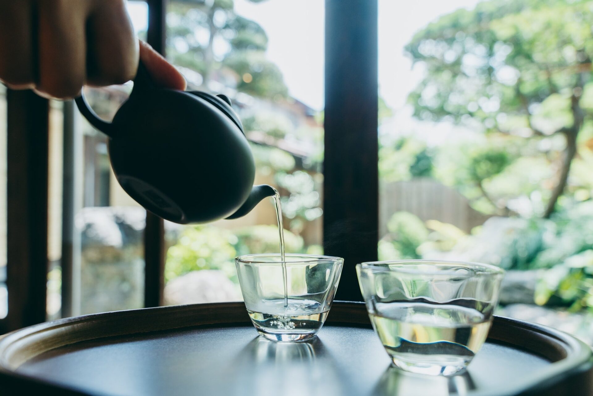 蘊 奈良 万年筆本舗 庭を望む座敷で注がれる飲み物