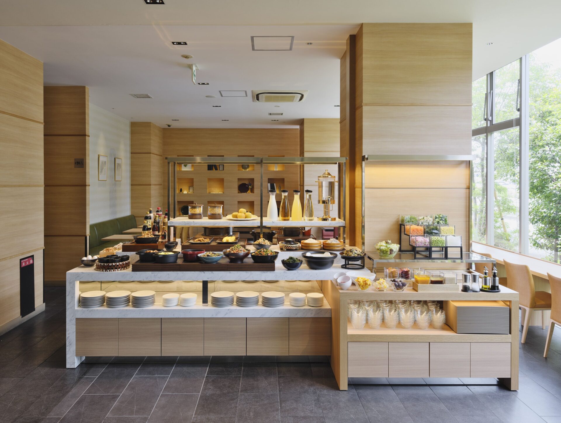 カンデオホテルズ佐野 朝食ビュッフェの料理台と窓辺