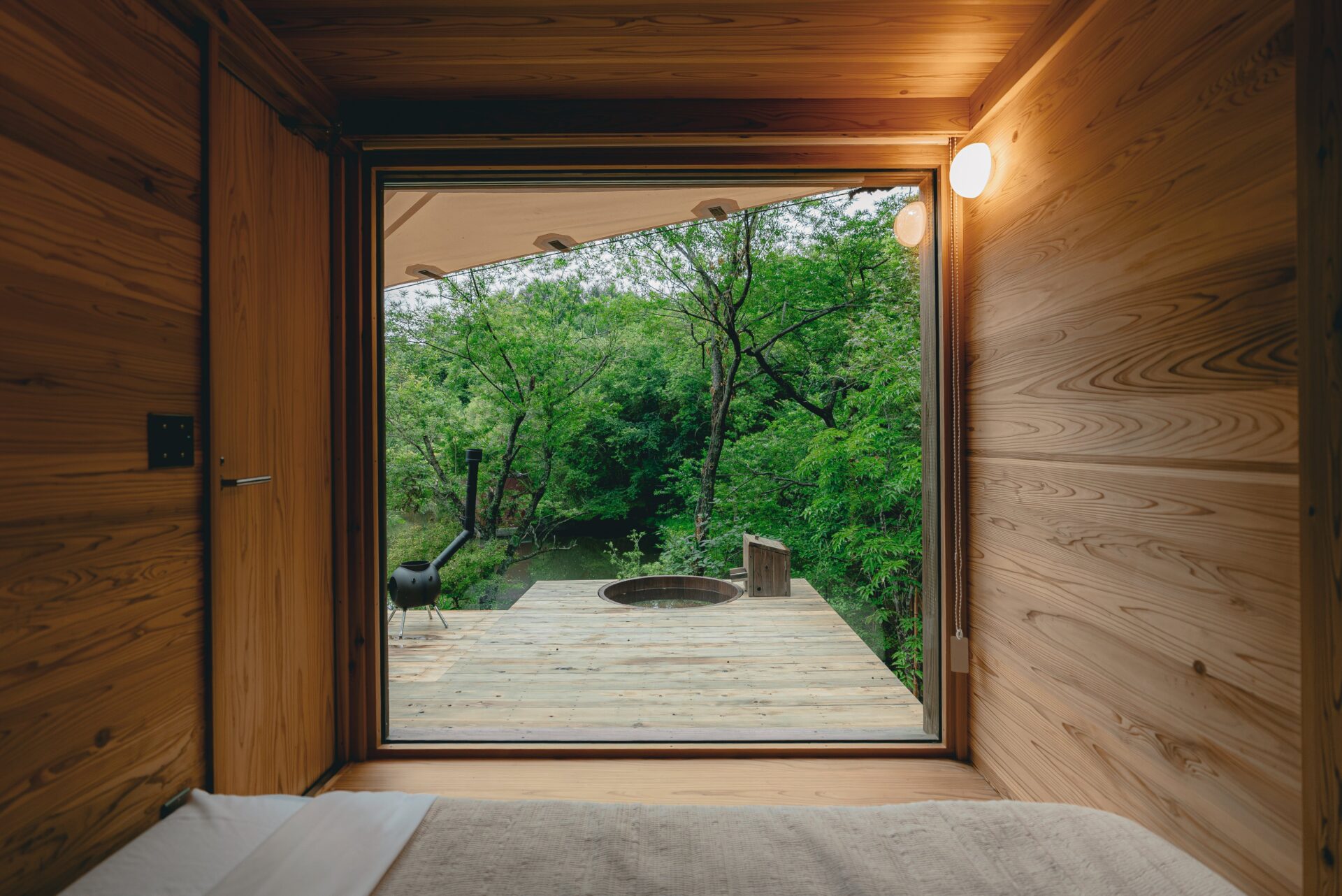 Earthboat Kitakaruizawa(北軽井沢) 木の客室と屋外の丸風呂