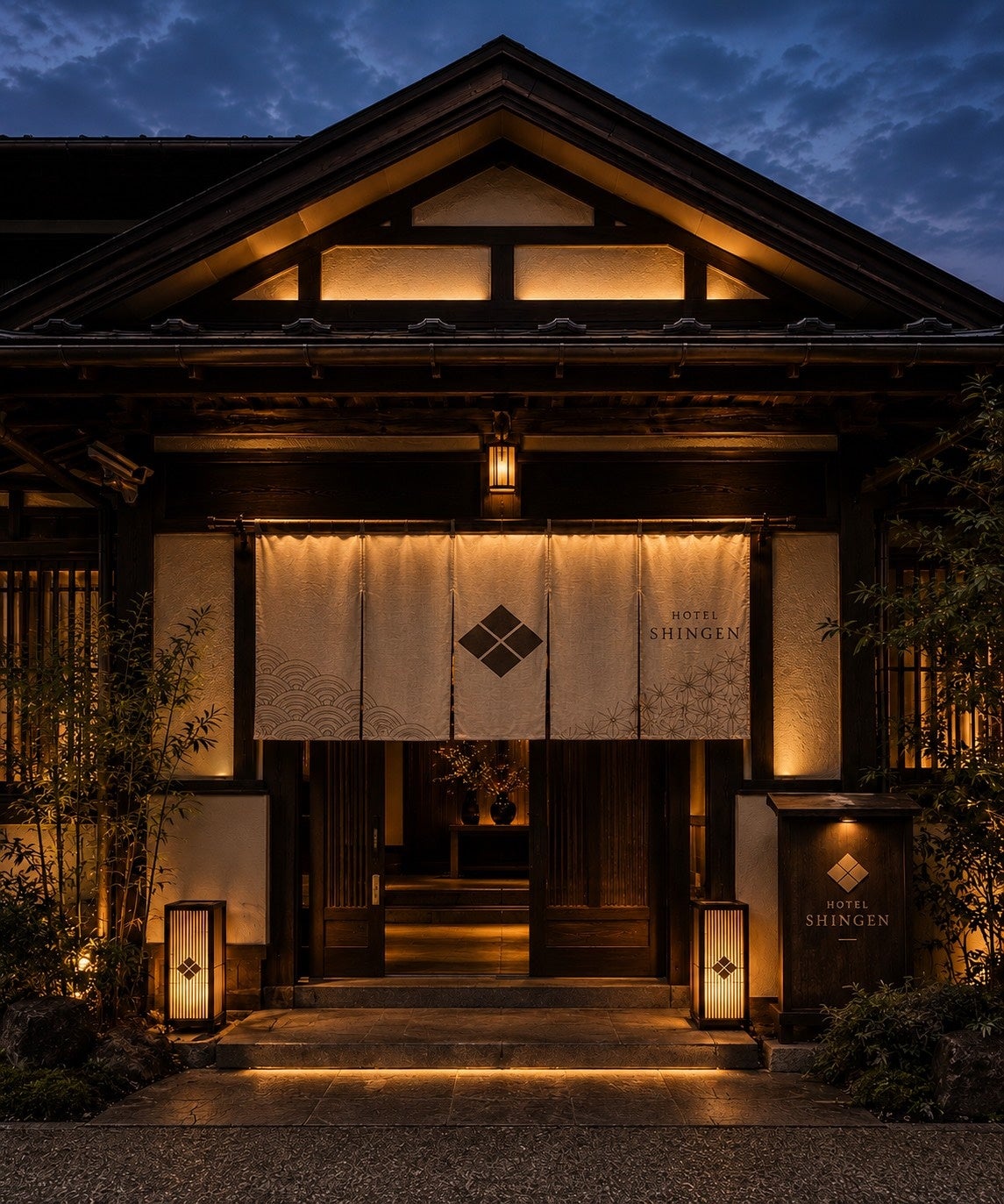 HOTEL SHINGEN 暖簾のかかった木造玄関