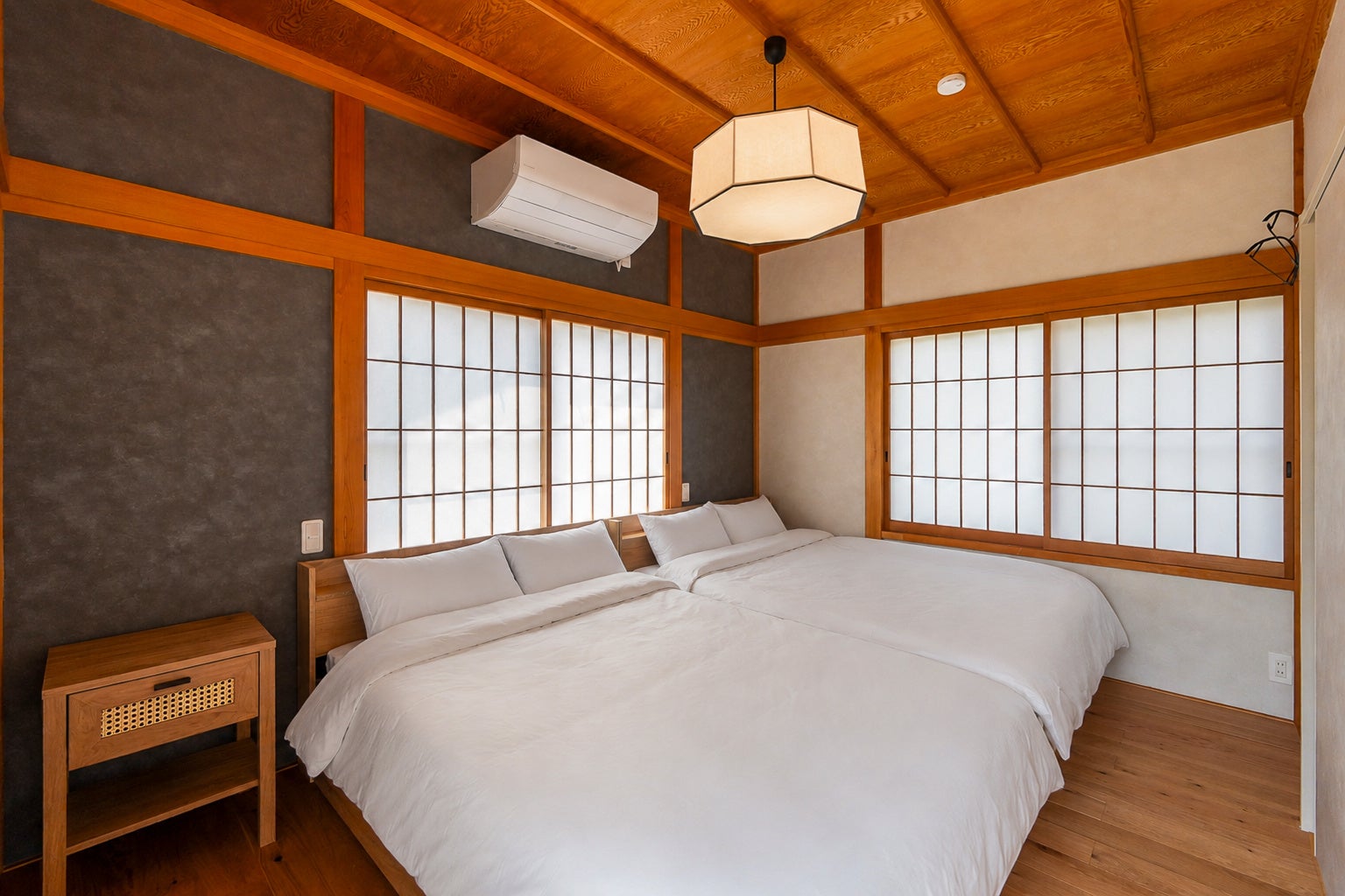 Jizo's One Story House Nikko 障子窓のある寝室とベッド