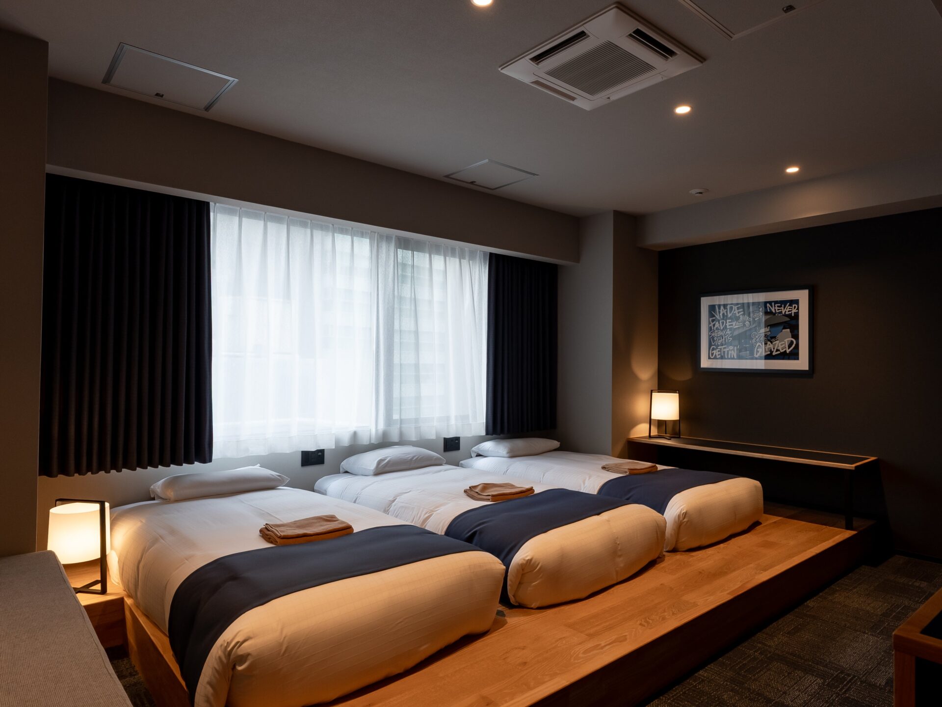 VADE HOTEL SHIBUYA 客室のベッド3台と窓